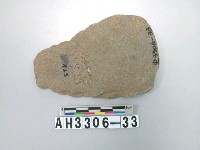 藏品(小型舌刃片狀打磨製石斧)的圖片